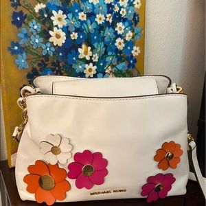Michael kors white crossbody w flowers appliqué